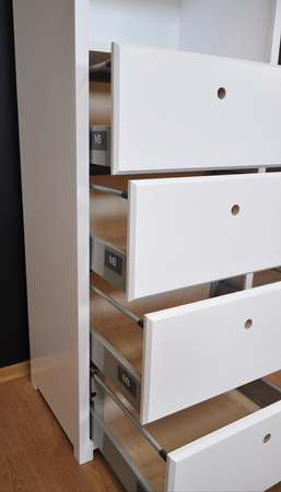 Niski biały Regał z szufladami i półkami , idealne meble na poddasze