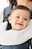 BABYBJORN - śliniaczek do nosidełka ergonomicznego BABYBJORN One, biały