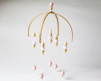 Drewniana karuzela z zawieszkami koralikami do łóżeczka