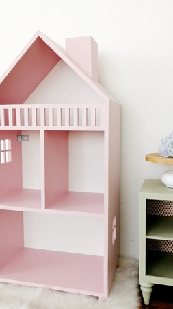 Regał z okienkami i balustradą Florance pastelowy róż