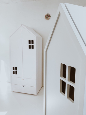 Zestaw solidnych mebli dziecięcych z drewna, z garderobą, z szufladami