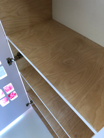 Regał z drzwiami i półkami do pokoju dziecięcego , biały,minimalistyczny