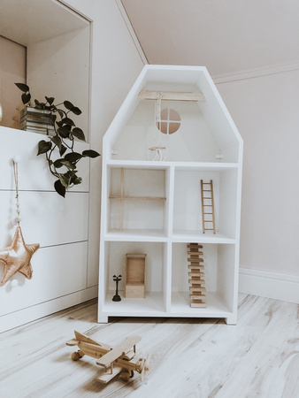 Wyjątkowy domek do zabawy dla chłopca i dziewczynki, z antresolą i huśtawką