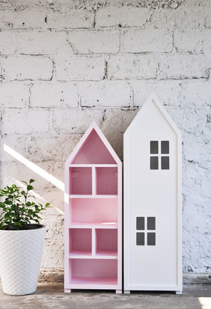 Regał domek z półkami do pokoju dziecka, pastelowy róż z drewna