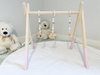 Stojak edukacyjny Baby Gym, drewniana siłownia, różowy