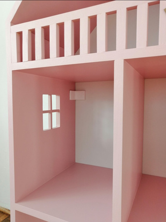 Regał z okienkami i balustradą Florance pastelowy róż