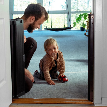 Baby Dan - Bramka ochronna ALMA, składana automatycznie, black