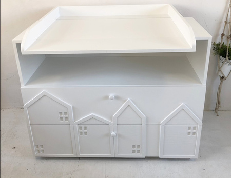 Solidna pojemna komoda z przewijakiem dla niemowląt. Biała komoda z szufladami