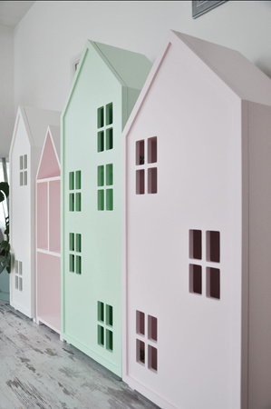 Regał z drzwiami i półkami Miasto pastelowy róż