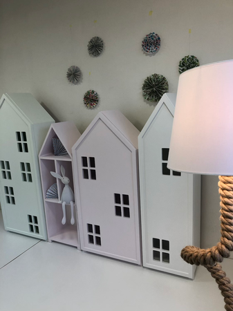 Oryginalny regał z półkami pastelowy róż, w kształcie domku